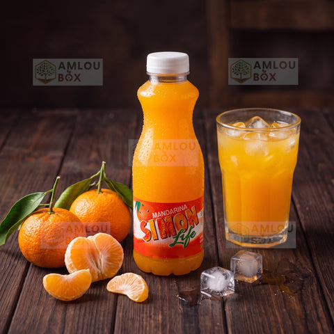 Simon Life Mandarina 0,33 l auf rustikalem Holztisch mit frischen Mandarinen und einem Glas mit Eis